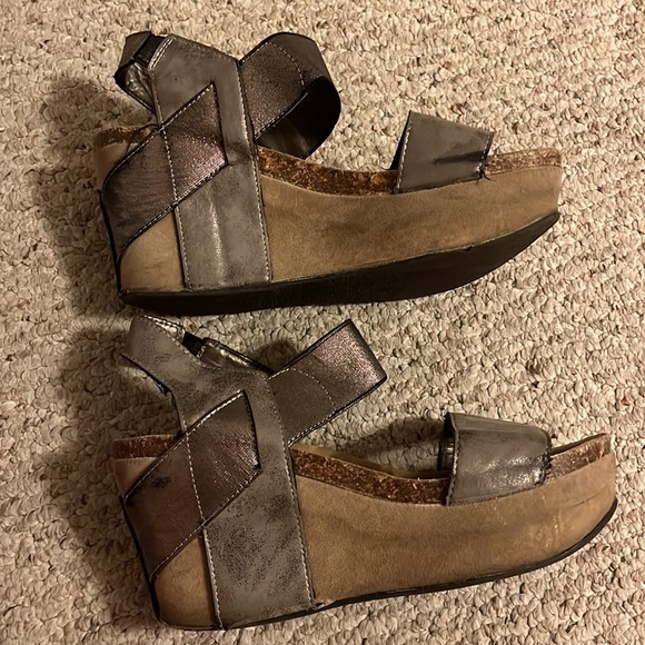 Pierre Dumas Wedges (Size 8 1/2) - Picture 12 of 16